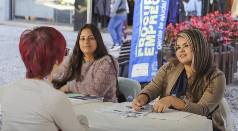 Blitz do Emprego começa a percorrer a cidade com oportunidades; veja as próximas datas