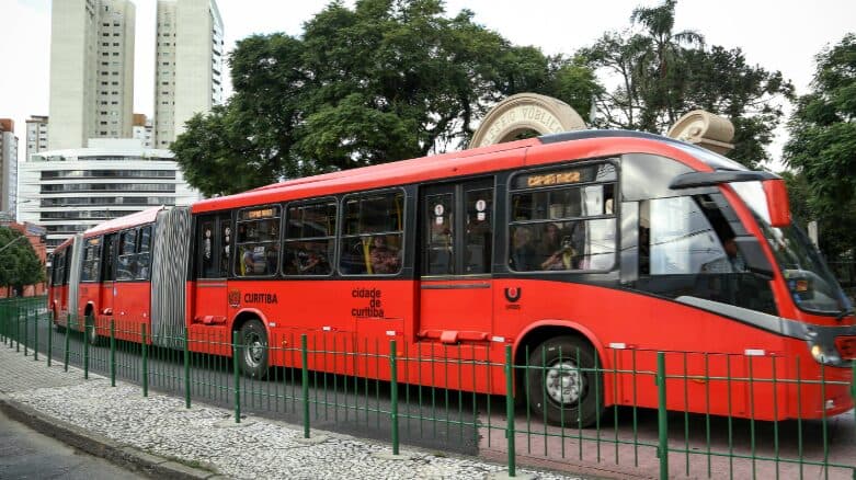 Mulher é condenada por impedir passagem de cadeirante negro em ônibus de Curitiba e fazer insulto racista