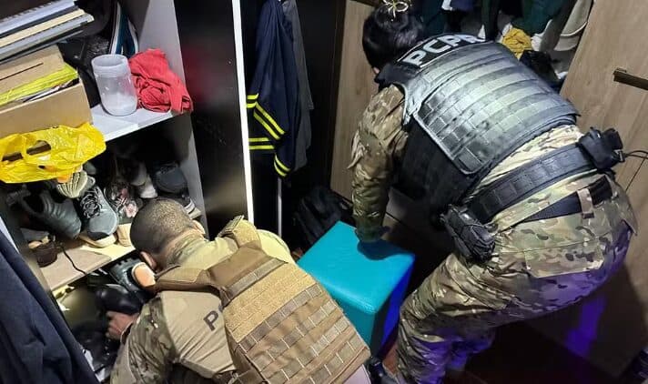 Agentes terceirizados da Polícia Penal são presos por esquema que cobrava até R$ 80 mil para entrar com celulares em presídio
