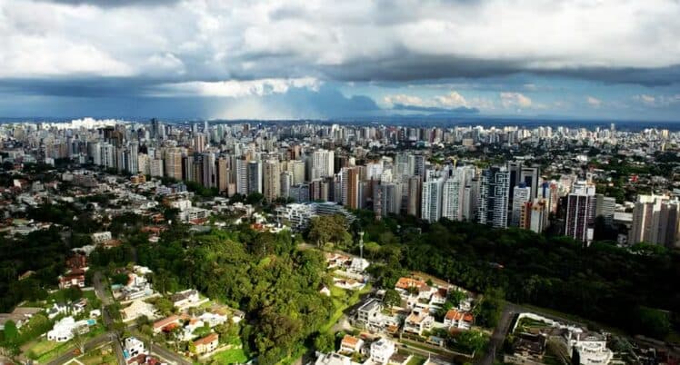 Bairros de Curitiba têm alta de 61% em taxas de condomínios e pressionam orçamentos