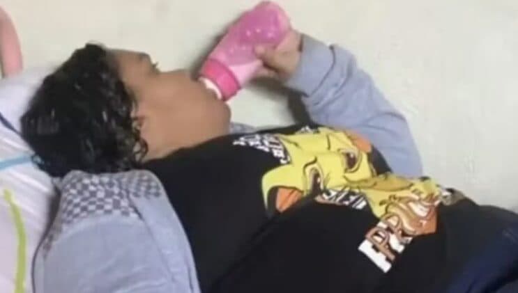 Mamadeira, chupeta e desenhos: como agia mulher de 37 anos que fingiu ter 12 anos e enganou família