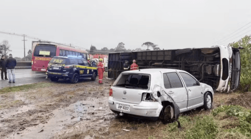 Ônibus com 22 passageiros tomba na BR-277, em Cascavel, e deixa 14 feridos