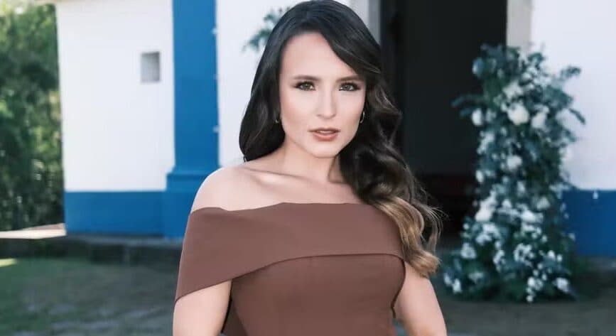 Larissa Manoela desabafa após rumores de gravidez: ‘Não tenho barriga negativa’