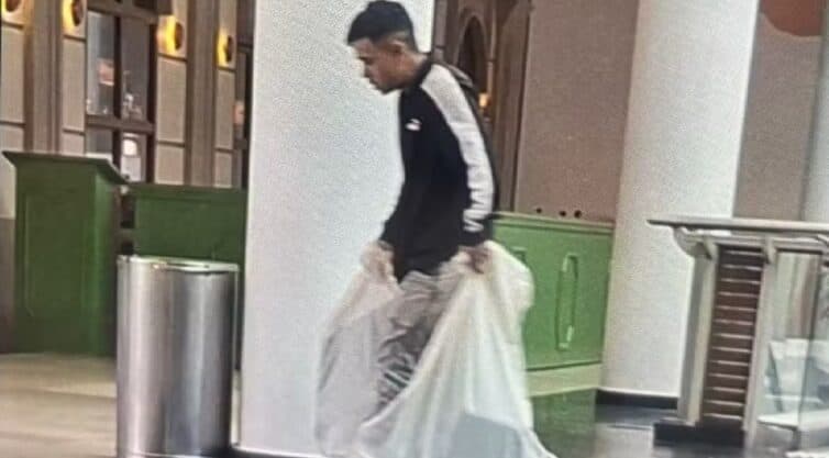 Parte de joias roubadas em shopping de Curitiba é recuperada em saco encontrado em praça