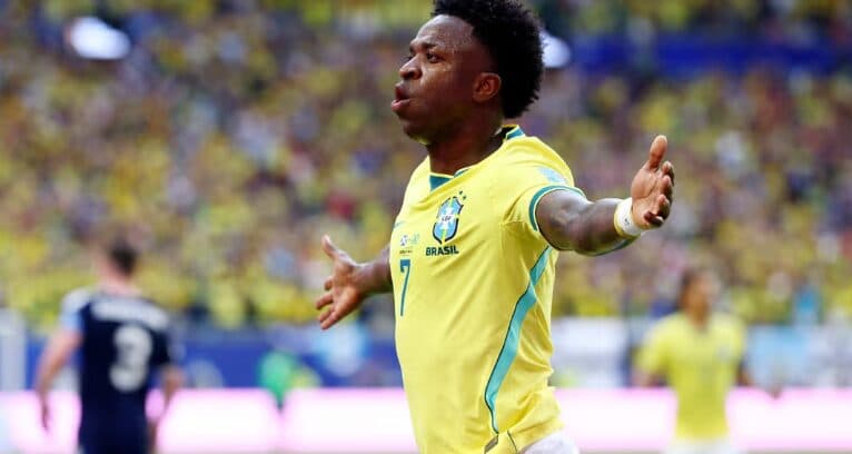 Baila y baila! Vini brilha de novo, Brasil vence Escócia e garante primeiro lugar do Grupo C