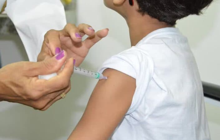 Nova vacina contra pneumonia e meningite começa a ser aplicada no SUS; veja quem pode receber