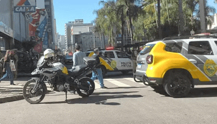 Três pessoas são baleadas na Praça Carlos Gomes, em Curitiba