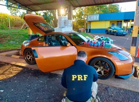 Homem pede para ir ao banheiro após abordagem da PRF e foge deixando carro esportivo carregado com celulares e medicamentos no Paraná