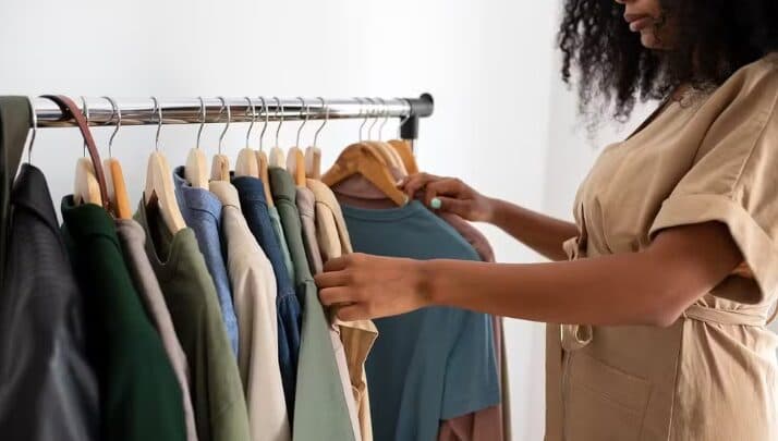 Bazar em Curitiba tem peças a partir de R$ 10 em apoio a mulheres vítimas de violência; veja como participar