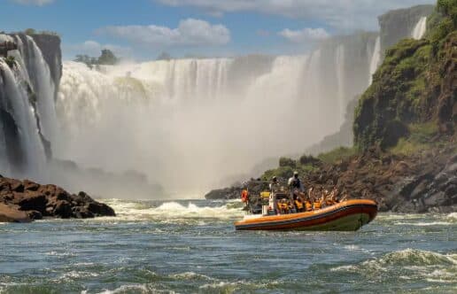 Barco com grupo de holandeses vira no Parque Nacional do Iguaçu e turista morre