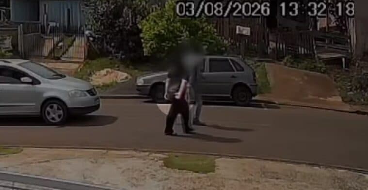 Vítima de violência faz sinal de socorro, é ajudada por testemunhas e homem é preso, no Paraná; VÍDEO