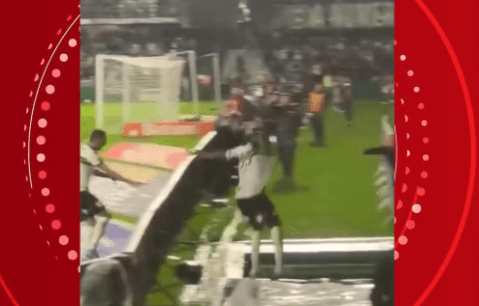 Jogador do Coritiba despenca em ‘buraco’ durante comemoração de gol, que foi anulado logo depois