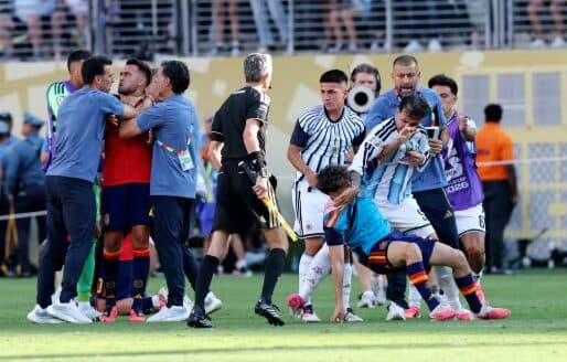 Fifa pune Argentina com público restrito por casos de racismo e suspende Paredes por 10 jogos