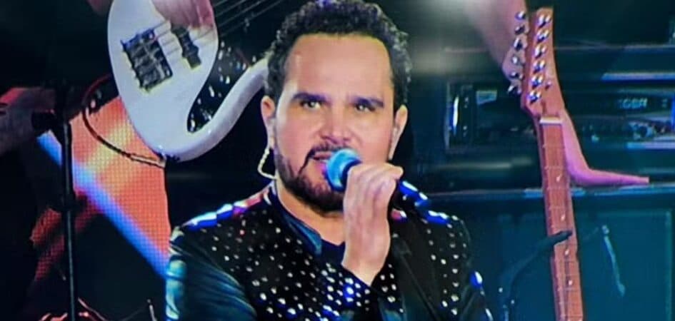 Luciano Camargo usa violão personalizado em show de Barretos, e detalhe chama atenção