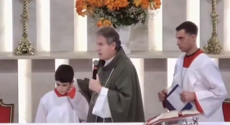 Coroinha autista estreia em missa em Curitiba e vídeo com acolhimento de padre viraliza