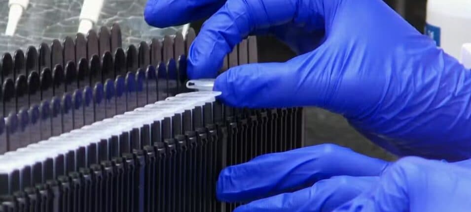 Polícia coleta em segredo DNA de homem que levou filha de 13 anos grávida para consulta e ele é condenado