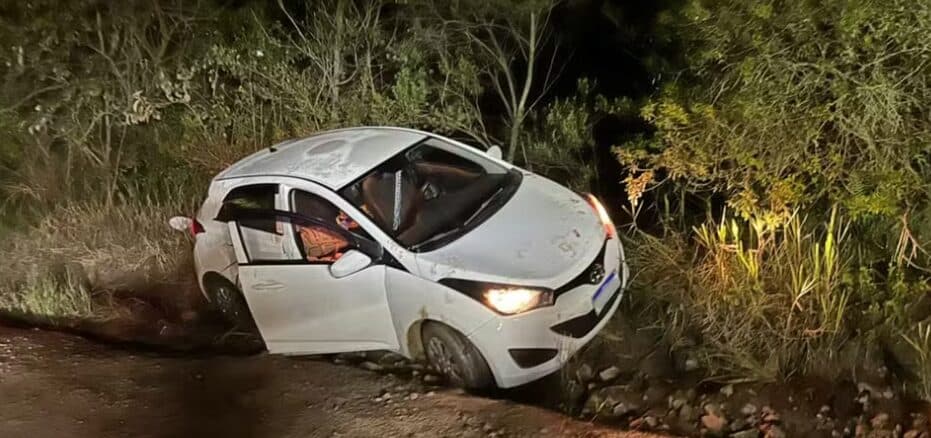 Mulher é esfaqueada dentro de carro; homem diz que foi assalto, mas vítima afirma que foi atacada por ele