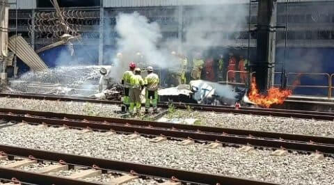 Avião cai e pega fogo sobre os trilhos de estação de trem em BH; piloto morreu