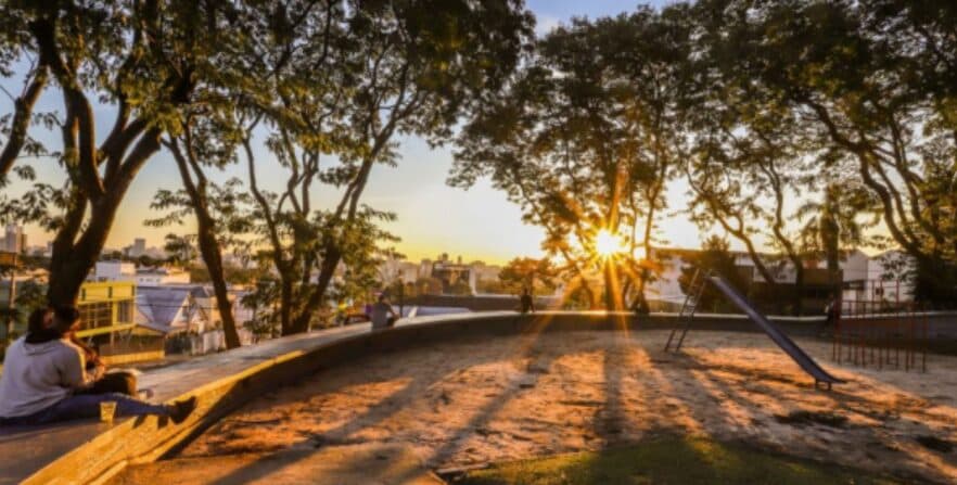 Previsão do tempo hoje para Curitiba (PR): sol com muitas nuvens durante o dia e períodos de céu nublado