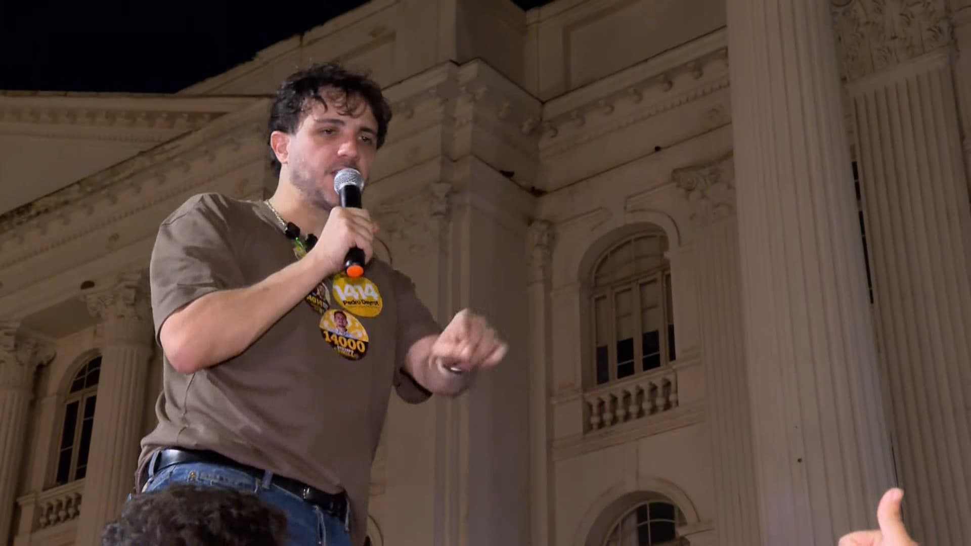 Renan Santos faz campanha em Curitiba e critica aumento do Bolsa Família: 'Compra de voto'