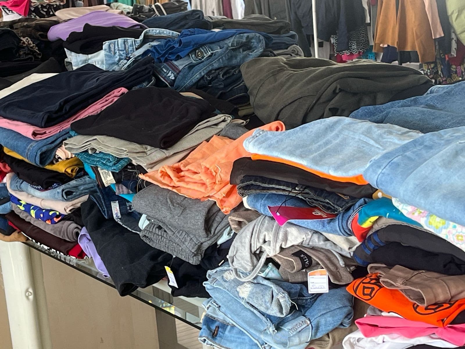 Bazar em Curitiba oferta peças de roupas com preços a partir de R$ 5; veja como participar