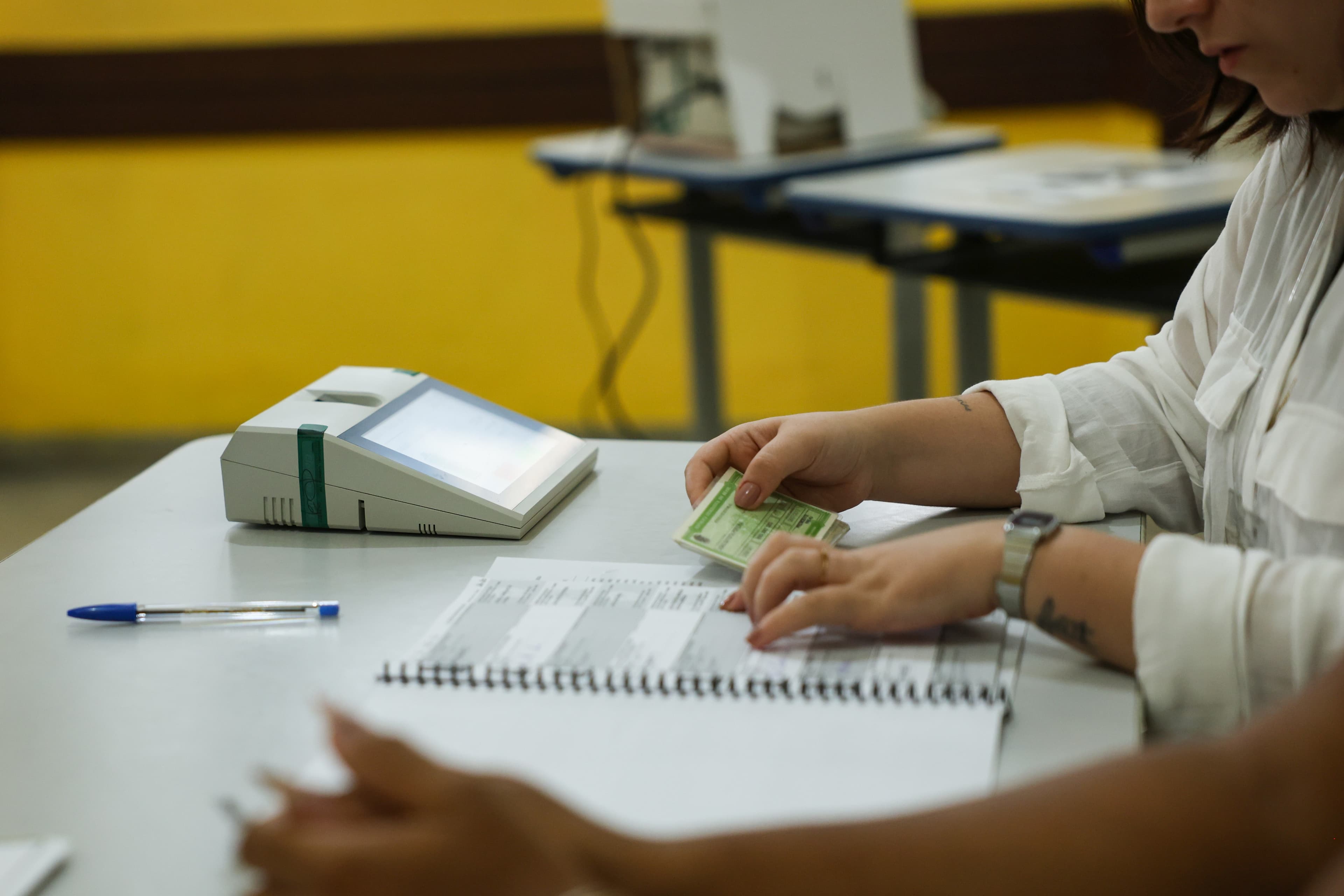 Folga dobrada e vale-refeição de R$ 65 por turno: veja benefícios para voluntários do Paraná que forem mesários nas eleições 2026